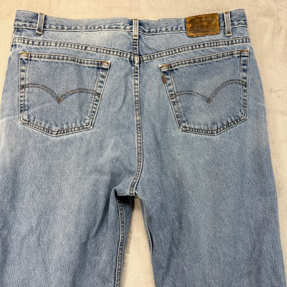 Vintage Levi's 550 Mens 42x32 Blue Relaxed Fit Light Wash 90s Denim Brown Tab - Picture 3 of 12